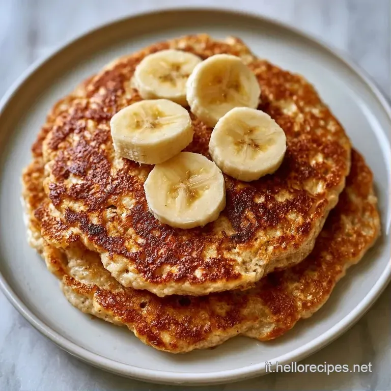 Pancake soffici e ambrati disposti con cura, decorati con mirtilli blu, miele colante e una fogliolina di menta verde.