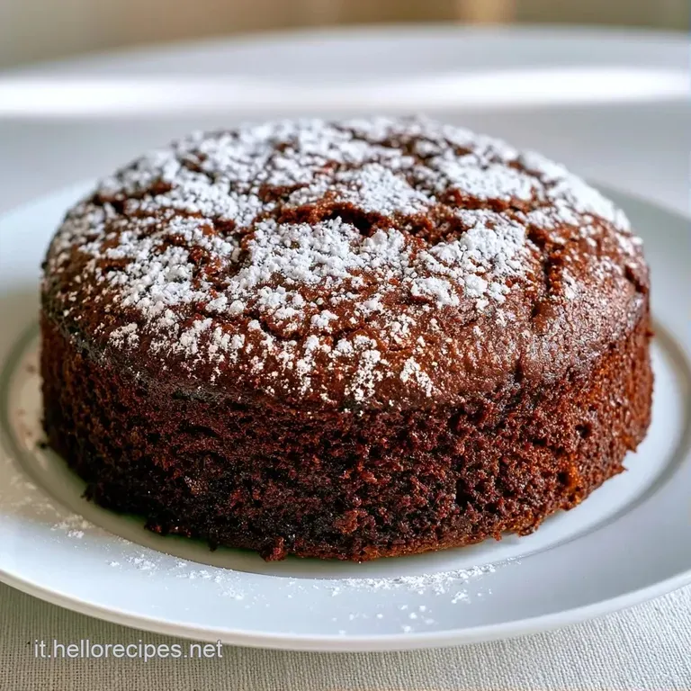 Fetta di torta al cioccolato scuro dalla consistenza densa e umida, servita su un piatto di ceramica bianca minimalista.
