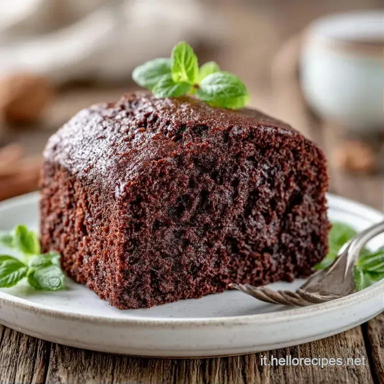 Fetta di dolce bruno intenso su piatto bianco, accompagnata da bacche rosse lucide e polvere di zucchero candido.