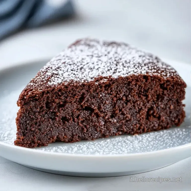 Una fetta di dolce bruno e umido su piatto in ceramica, accompagnata da mandorle croccanti e un tocco di panna bianca.