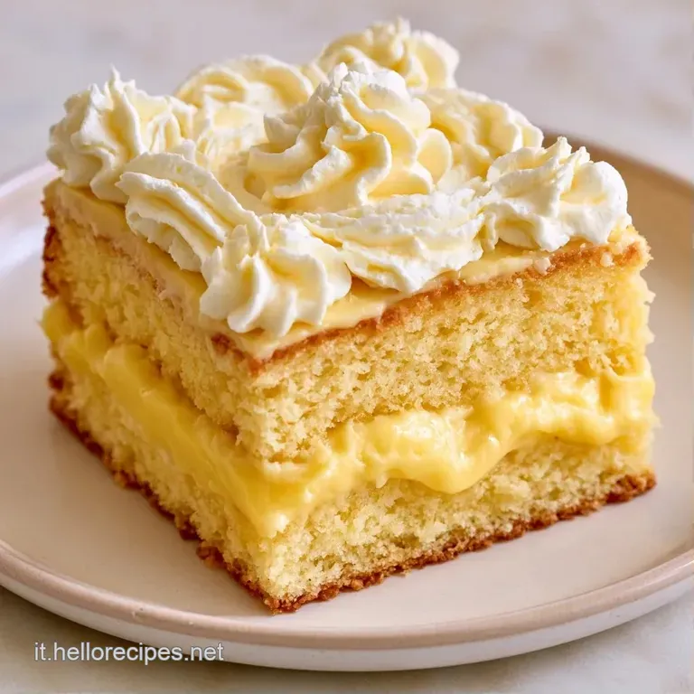 Dolce a pi&ugrave; strati su alzatina bianca, crema vellutata e decorazioni di panna montata in un ambiente luminoso.